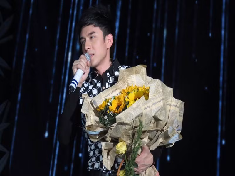 Năm 2018, ông bầu Hoàng Tuấn tiết lộ, Đan Trường đi hát đám cưới cho 1 đại gia ở Thái Nguyên với số tiền không dưới nửa tỷ đồng. Trong show diễn đó, Đan Trường dẫn theo học trò Trung Quang.