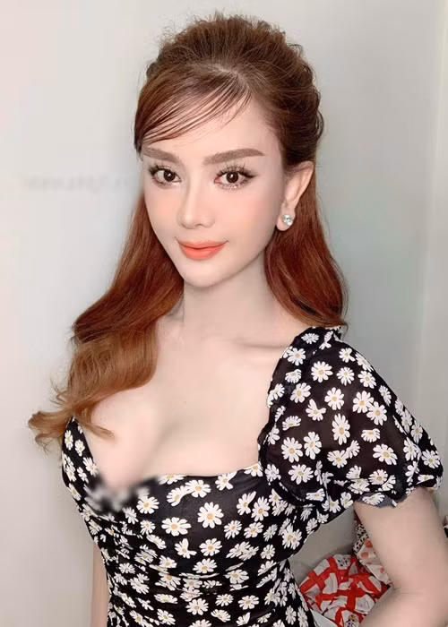 Nữ ca sĩ chuyển giới liên tục khoe nhan sắc xinh đẹp hậu ly hôn.