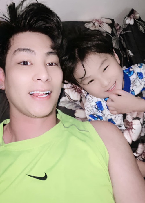 Có thể thấy Lâm Khánh Chi vẫn tạo điều kiện cho Phi Hùng chăm sóc con trai.