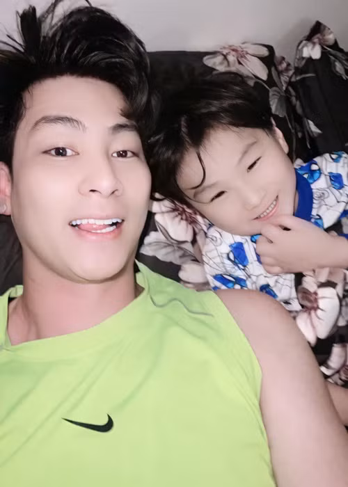 Có thể thấy Lâm Khánh Chi vẫn tạo điều kiện cho Phi Hùng chăm sóc con trai.