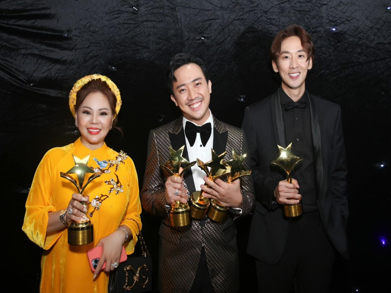 Khi nhận giải, Trấn Thành chia sẻ: “Tôi chưa xứng đáng với giải đạo diễn xuất sắc nhất. Tôi chỉ là tân binh trong mảng này, hai chữ "đạo diễn" có lẽ vì ý tưởng của tôi. Tôi chưa học đạo diễn và cũng chưa đủ giỏi để làm tốt vai trò này. Tôi chỉ kể câu chuyện, còn người đạo diễn xuất sắc thực sự là anh Vũ Ngọc Đãng và một người tôi muốn gửi vinh dự là anh Phan Gia Nhật Linh. Tôi đã xem phim Trạng Tí phiêu lưu ký - một bộ phim xuất sắc mà anh Linh làm việc với dàn diễn viên nhí trong điều kiện kinh khủng và kinh phí khắt khe". Nam danh hài cũng không quên gửi lời cảm ơn đến bà xã Hari Won và bố mẹ. Ảnh: FB Tuấn Trần