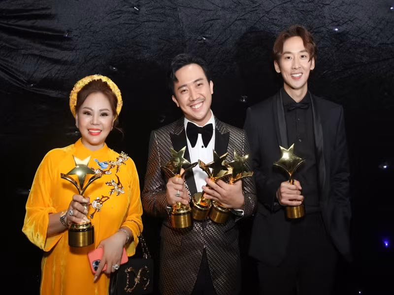 Khi nhận giải, Trấn Thành chia sẻ: “Tôi chưa xứng đáng với giải đạo diễn xuất sắc nhất. Tôi chỉ là tân binh trong mảng này, hai chữ "đạo diễn" có lẽ vì ý tưởng của tôi. Tôi chưa học đạo diễn và cũng chưa đủ giỏi để làm tốt vai trò này. Tôi chỉ kể câu chuyện, còn người đạo diễn xuất sắc thực sự là anh Vũ Ngọc Đãng và một người tôi muốn gửi vinh dự là anh Phan Gia Nhật Linh. Tôi đã xem phim Trạng Tí phiêu lưu ký - một bộ phim xuất sắc mà anh Linh làm việc với dàn diễn viên nhí trong điều kiện kinh khủng và kinh phí khắt khe". Nam danh hài cũng không quên gửi lời cảm ơn đến bà xã Hari Won và bố mẹ. Ảnh: FB Tuấn Trần