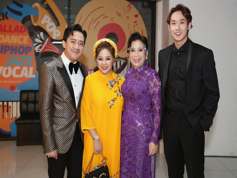 "Bố già" của Trấn Thành đoạt các giải: phim điện ảnh xuất sắc nhất, đạo diễn phim điện ảnh xuất sắc nhất (Vũ Ngọc Đãng - Trấn Thành), nam diễn viên chính được yêu thích nhất (Trấn Thành), nam diễn viên phụ xuất sắc nhất (Tuấn Trần) và nữ diễn viên phụ xuất sắc nhất (Lê Giang). Ảnh: FB Tuấn Trần