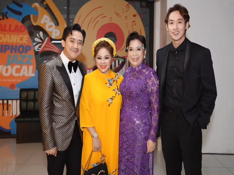 "Bố già" của Trấn Thành đoạt các giải: phim điện ảnh xuất sắc nhất, đạo diễn phim điện ảnh xuất sắc nhất (Vũ Ngọc Đãng - Trấn Thành), nam diễn viên chính được yêu thích nhất (Trấn Thành), nam diễn viên phụ xuất sắc nhất (Tuấn Trần) và nữ diễn viên phụ xuất sắc nhất (Lê Giang). Ảnh: FB Tuấn Trần