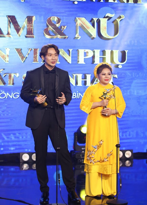 Lê Giang nhận giải nữ diễn viên phụ xuất sắc nhất. Ảnh: FB Tuấn Trần