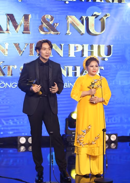 Lê Giang nhận giải nữ diễn viên phụ xuất sắc nhất. Ảnh: FB Tuấn Trần