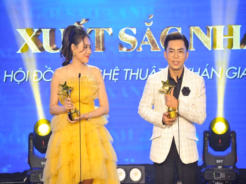 Hồ Bích Trâm và Minh Dự cũng đoạt giải Ngôi sao xanh. Trong khi Bích Trâm là nữ diễn viên xuất sắc ở mảng web-drama thì Minh Dự là nam diễn viên xuất sắc ở mảng web-drama. Ảnh: Dân Việt