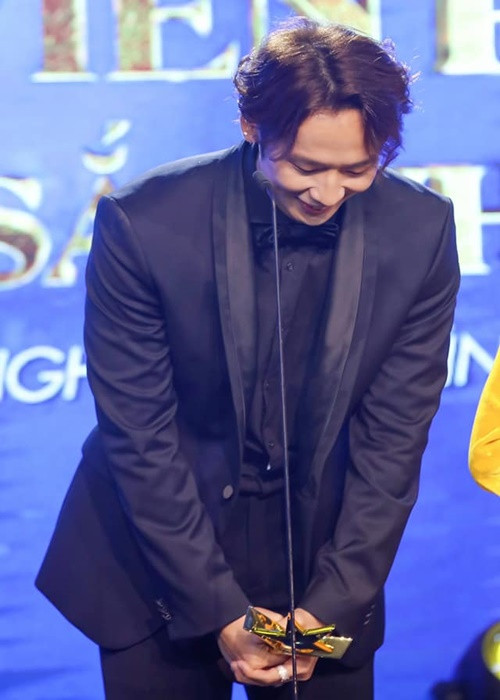 Nam diễn viên phim “Bố già” cúi đầu cảm ơn khán giả. Ảnh: FB Tuấn Trần