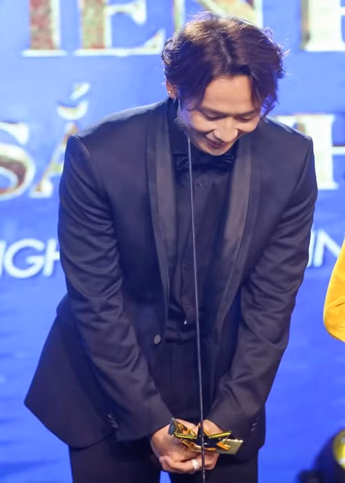 Nam diễn viên phim “Bố già” cúi đầu cảm ơn khán giả. Ảnh: FB Tuấn Trần