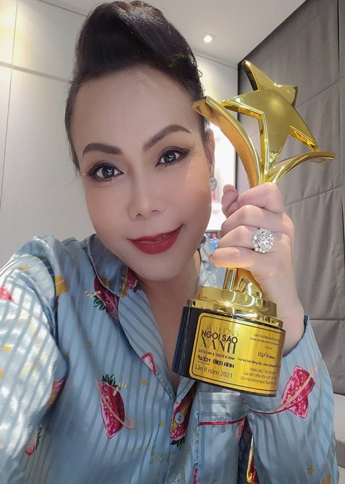 Việt Hương chia sẻ: “Mảng phim truyền hình, cần thời gian và kỹ thuật giữ tâm lý cho cả phim, với Hương là một trải nghiệm nghề diễn xuất rất thích mà là thể loại phim xưa nữa hơi khó! Việt Hương đã dành thời gian cho công việc dài hơi này, nay được sự công nhận của khán giả đặt biệt là hội đồng bậc cha chú anh chị ưu tú trong nghề công nhận! Xin trân trọng cám ơn ban tổ chức. Xin cám ơn anh Hoàng Mập Xin cám ơn khán giả”. Ảnh: FB Việt Hương