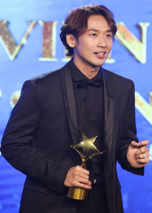 Tuấn Trần vui mừng khi đoạt giải nam diễn viên phụ xuất sắc nhất. Ảnh: FB Tuấn Trần