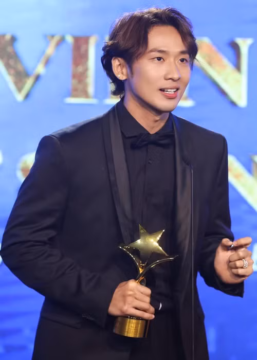 Tuấn Trần vui mừng khi đoạt giải nam diễn viên phụ xuất sắc nhất. Ảnh: FB Tuấn Trần