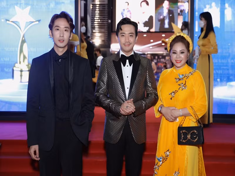  Phim “Bố già” của Trấn Thành không chỉ thành công về mặt doanh thu (420 tỷ) mà còn gặt hái nhiều giải thưởng. Mới đây, tại lễ trao giải Ngôi sao xanh, phim đại thắng với 5 giải thưởng. Ảnh: FB Tuấn Trần