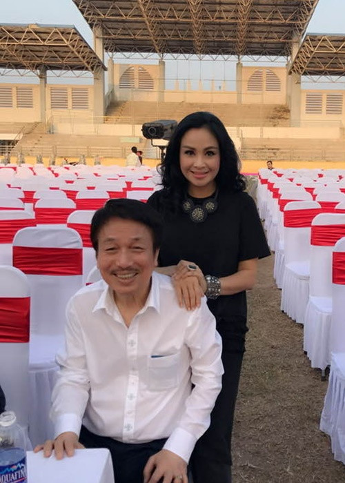 Thanh Lam chia sẻ khoảnh khắc bên nhạc sĩ Phú Quang. Diva viết: “Xin tiễn biệt chú. Cháu nhớ những đêm hát chú cháu bên nhau. Chú đã để lại biết bao bản tình ca Hà Nội sẽ mãi trường tồn. Xa xa trong miền ký ức có lẽ 1 dòng sông. Xa xa đôi bờ dốc nắng… mênh mang 1 chiều đông”.