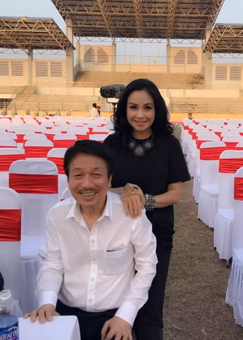 Thanh Lam chia sẻ khoảnh khắc bên nhạc sĩ Phú Quang. Diva viết: “Xin tiễn biệt chú. Cháu nhớ những đêm hát chú cháu bên nhau. Chú đã để lại biết bao bản tình ca Hà Nội sẽ mãi trường tồn. Xa xa trong miền ký ức có lẽ 1 dòng sông. Xa xa đôi bờ dốc nắng… mênh mang 1 chiều đông”.