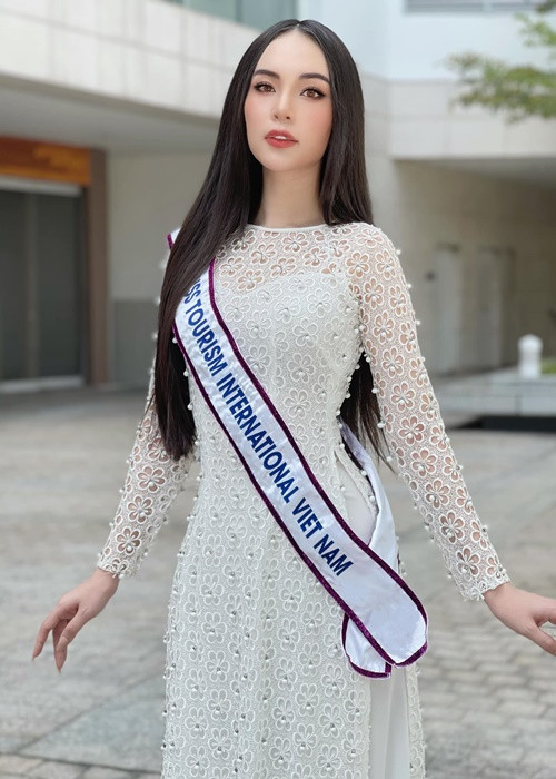 Ở phần thi tài năng tại cuộc thi, Hương Ly lựa chọn vẽ tranh bản đồ Việt Nam. Ghép lại từ những hình vẽ nhỏ, bản đồ Việt Nam hiện lên với hình ảnh Trường Sa, Hoàng Sa đầy kiêu hãnh, thể hiện niềm tự hào và chủ quyền biển đảo Việt Nam trước thế giới.