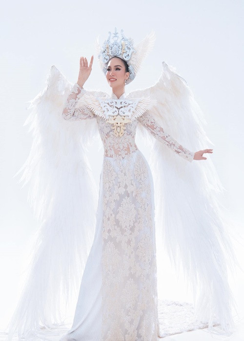 Ở phần thi trang phục dân tộc, cô diện thiết kế mang tên cánh chim hòa bình.