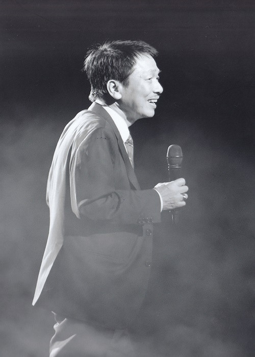 Nhà thơ Vi Thùy Linh từng chia sẻ trên Thể thao và văn hóa về hai người vợ cũ của nhạc sĩ Phú Quang. Cụ thể, người vợ đầu tiên của tác giả "Em ơi Hà Nội phố" là nghệ sĩ ballet Phạm Thị Chung, sinh năm 1945. Bà hơn nhạc sĩ Phú Quang 4 tuổi, từng là nữ solist nhà hát Nhạc Vũ kịch Việt Nam. Khi con gái đầu lòng Trịnh Hương được 1 tuổi thì vợ chồng Phú Quang ly hôn. Dù chia tay với nhạc sĩ Phú Quang nhưng bà Chung vẫn hết sức tạo điều kiện ủng hộ con gái Trinh Hương lo cho cha. Ảnh: Thể thao văn hóa