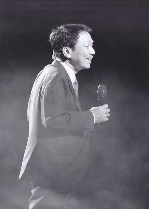 Nhà thơ Vi Thùy Linh từng chia sẻ trên Thể thao và văn hóa về hai người vợ cũ của nhạc sĩ Phú Quang. Cụ thể, người vợ đầu tiên của tác giả "Em ơi Hà Nội phố" là nghệ sĩ ballet Phạm Thị Chung, sinh năm 1945. Bà hơn nhạc sĩ Phú Quang 4 tuổi, từng là nữ solist nhà hát Nhạc Vũ kịch Việt Nam. Khi con gái đầu lòng Trịnh Hương được 1 tuổi thì vợ chồng Phú Quang ly hôn. Dù chia tay với nhạc sĩ Phú Quang nhưng bà Chung vẫn hết sức tạo điều kiện ủng hộ con gái Trinh Hương lo cho cha. Ảnh: Thể thao văn hóa