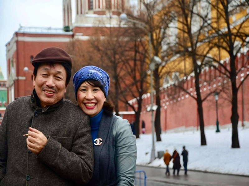 Nhạc sĩ Phú Quang từng chia sẻ, Anh Thư là người phụ nữ phù hợp với mình. “Cô ấy làm ngân hàng, một ngành nghề chẳng liên quan gì đến nhạc nhưng lại hiểu nhạc của tôi, mê nhạc của tôi và chịu được bản tính của tôi”, nam nhạc sĩ tâm sự trên Vietnamnet. Ảnh: Dân Trí