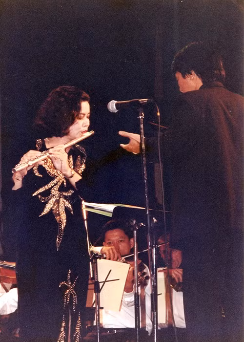 Khi qua tuổi 30, nhạc sĩ Phú Quang đến với nghệ sĩ Nguyễn Hồng Nhung. Bà sinh năm 1953 tại Hải Phòng, từng được coi là một nghệ sĩ flute hàng đầu Việt Nam. Cặp đôi có hai người con chung: Giáng Hương (sinh năm 1982), Phú Vương (sinh năm 1990). Bởi yêu tài thổi sáo, yêu tâm hồn qua tiếng sáo mà nhạc sĩ Phú Quang viết nên hòa tấu đỉnh cao Tình yêu của biển, Chuyện kể về tình yêu, dành cho độc tấu flute cùng dàn nhạc. Có đôi lần, nghệ sĩ Hồng Nhung độc tấu flute tại chương trình có nhạc sĩ Phú Quang chỉ huy dàn nhạc. Ảnh: Thể thao và văn hóa