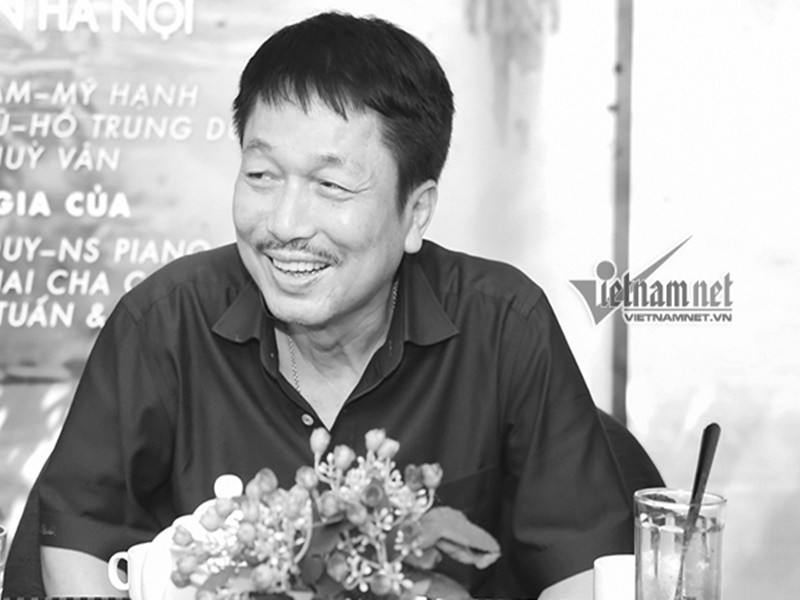 Trong cuộc phỏng vấn với Vietnamnet, nhạc sĩ Phú Quang chia sẻ về mối quan hệ của ông với những người vợ cũ: “Tôi từng bị khủng hoảng niềm tin từ rất sớm nhưng chính những người phụ nữ bù đắp cho cuộc đời tôi. Họ đều là những người tôi trân trọng và tôi nghĩ mình cũng nhận được sự trân trọng từ họ. Mỗi lần đi ăn cùng các con tôi vẫn rủ vợ cũ. Chúng tôi vui vẻ như những người bạn với nhau”. Ảnh: Vietnamnet