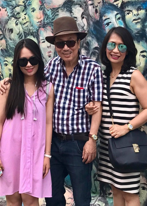 Nói về mối quan hệ với con riêng của vợ, nhạc sĩ Phú Quang từng cho hay: “Với cô con gái của bà xã hiện tại, cháu gọi tôi là bố dượng. Chính cháu từng chia sẻ với báo chí rằng cháu từng bất hạnh vì bố mẹ bỏ nhau nhưng sau này rất may bố dượng là tôi lại thương cháu như con ruột. Trẻ con thông minh lắm, mình yêu thương nó như một đứa con thì nó sẽ thương yêu mình như một người bố”. Ảnh: Dân Trí