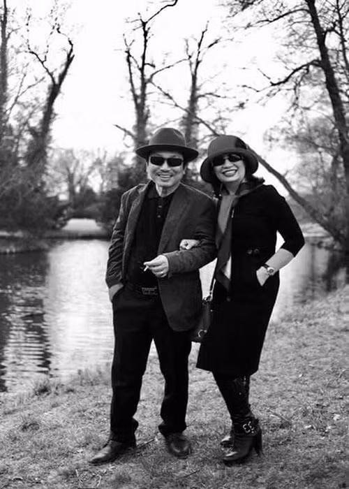 Khi mất đi người chồng gắn bó 17 năm, Anh Thư rất đau xót. Trên trang cá nhân, Anh Thư chia sẻ hình ảnh hạnh phúc bên chồng và viết: "Em biết sống sao đây anh ơi! Em đã cố gắng từng ngày mà vẫn không giữ nổi anh bên mình. Anh yên lòng về nơi xa ấy nhé. Em nhớ và yêu anh nhiều lắm". Ảnh: Dân Trí