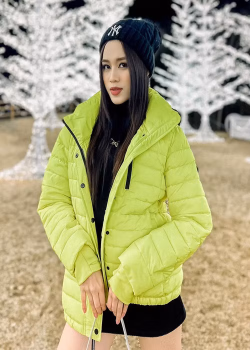 Cô cho biết: "Đáng lẽ ra bây giờ Hà đang trên chuyến bay về Việt Nam, về gặp lại bạn bè và gia đình sau một quãng thời gian dài. Nhưng có những chuyện dù mình không muốn nhưng nó đã xảy ra. Hà đi test PCR và nhận được kết quả dương tính với COVID-19, nên mình phải ở lại Mỹ cho đến khi khỏi mới có thể về Việt Nam. Sức khoẻ của mình vẫn ổn và mình vẫn đang rất lạc quan để điều trị, mong sớm khỏe để về nước và tiếp tục công việc”.