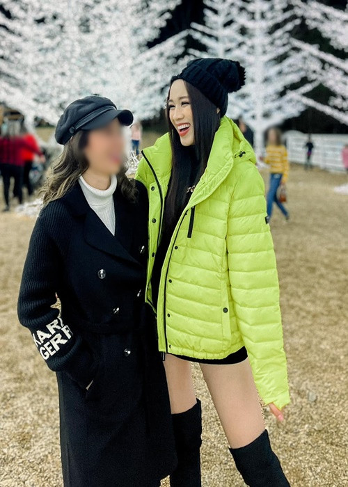 Nàng hoa hậu tươi rói khi đi chơi ở Mỹ.