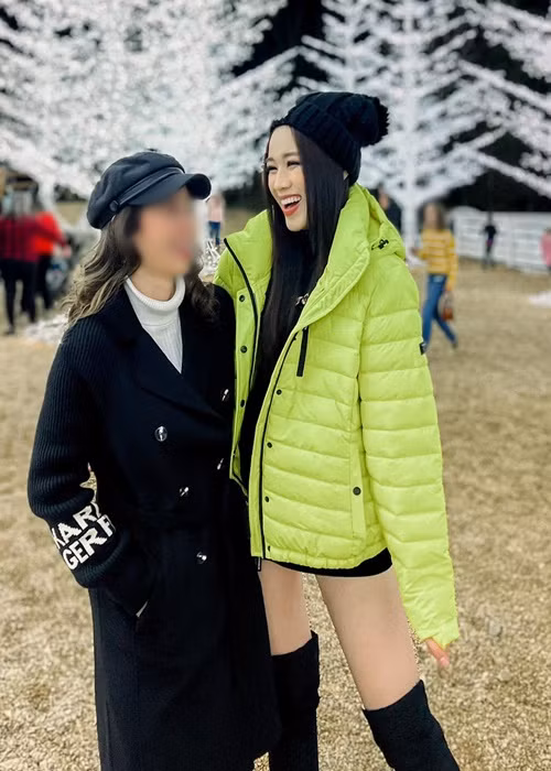 Nàng hoa hậu tươi rói khi đi chơi ở Mỹ.