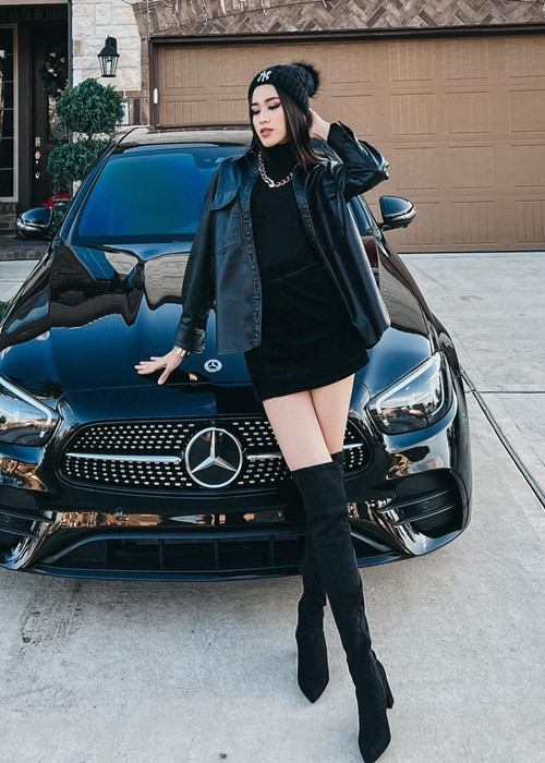 Trước đó, vì nhiều thí sinh và nhân viên cuộc thi mắc COVID-19 nên chung kết Hoa hậu Thế giới 2021 bị hoãn ngay trước giờ G. Đại diện Việt Nam Đỗ Thị Hà từng tiếp xúc 4 F0. Sau đó, cô có kết quả xét nghiệm âm tính với COVID-19 trước khi đến Mỹ.