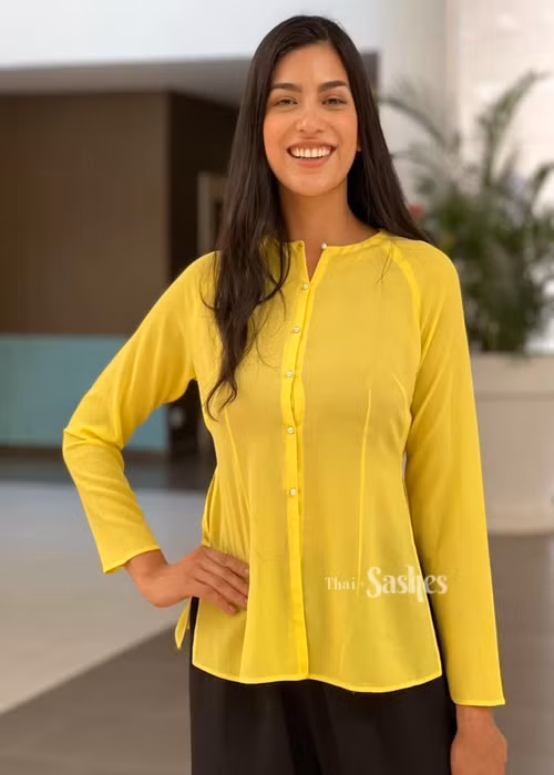 Đại diện Colombia và Chile mặc áo bà ba màu sắc sặc sỡ. Ảnh: FB Kim Duyên