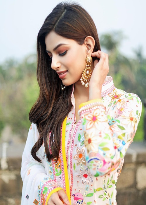 Trong chung kết, đại diện Ấn Độ đã giả tiếng mèo kêu. Ảnh: Miss Diva