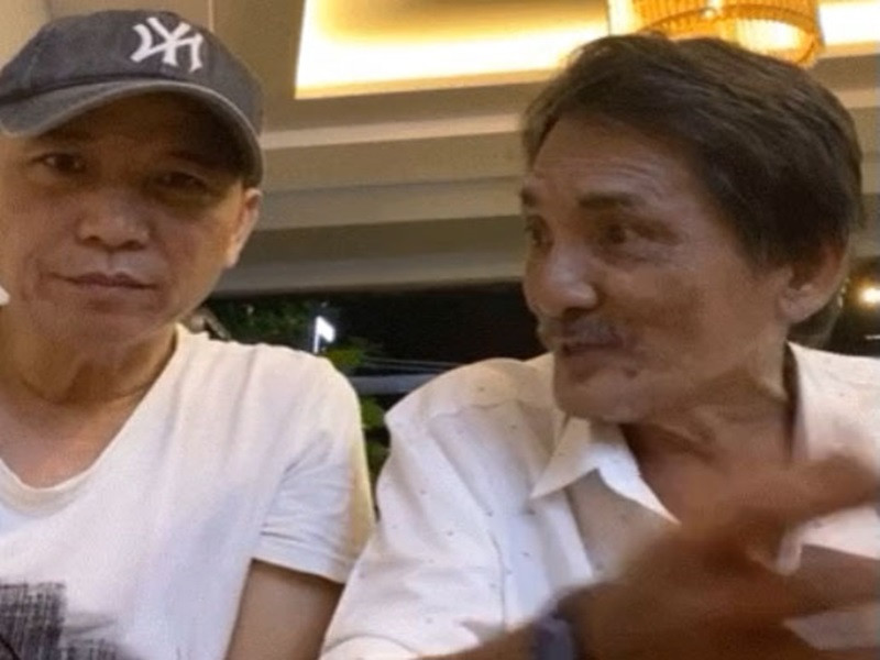 Cụ thể, trong livestream với nhạc sĩ Tô Hiếu (trái), Thương Tín cho hay: “Lúc tôi hôn mê, MC Phạm Anh dẫn vợ tôi ra ngân hàng làm riêng tài khoản cho vợ tôi đứng tên mà không hỏi ý kiến tôi. Mãi sau này tôi mới biết”. Ảnh: Tuổi trẻ và xã hội