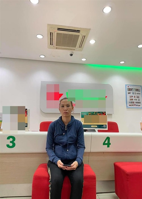 “Hỏi chuyện ra mình mới phát hiện cả chú và vợ chú đều không ai có tài khoản ngân hàng để có thể thuận tiện trong việc nhận giúp đỡ của khán giả yêu quý chú. Mình chủ động dẫn chị vợ ra ngân hàng để mở mới một tài khoản. Tài khoản này mình xin phép công khai bên dưới (chị vợ xác nhận đồng ý) để mọi người có thể quyên góp cho chú ấy điều trị trong những ngày sắp tới. Tài khoản này sẽ đóng lại khi gia đình thấy đủ hoặc tự lo được cho chú về viện phí”, Phạm Anh từng cho hay. Ảnh: Vietnamnet