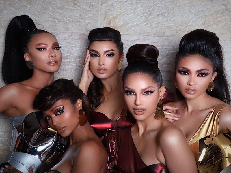 Mới đây, đại diện Việt Nam cùng các đại diện Bỉ, Tây Ban Nha, Ấn Độ và Philippines chụp hình quảng bá cho một hãng mỹ phẩm của cuộc thi. Các người đẹp được trang điểm theo cùng một phong cách. Ảnh: FB Kim Duyên