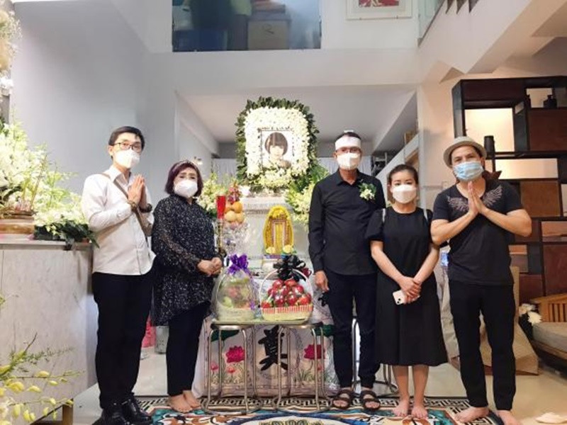 Các nghệ sĩ đến tiễn biệt nghệ sĩ Kim Huệ. Sinh thời, nghệ sĩ Kim Huệ có nhiều cống hiến cho lĩnh vực cải lương. Ảnh: Công lý và xã hội