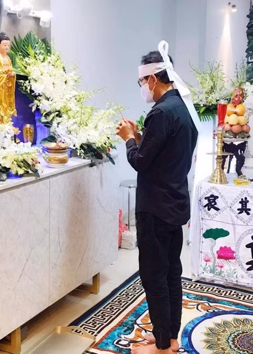 Diễn viên Gia Bảo chia sẻ khi đến viếng nghệ sĩ Kim Huệ: “Đến nhìn mẹ Huệ lần cuối, gương mặt vẫn rất đẹp. Nhìn ba Điền bình tĩnh mọi thứ mà giải quyết, rồi lúc sắp liệm mới đứng bên cạnh tâm sự với mẹ. Nhìn xúc động”. Ảnh: Công lý và xã hội