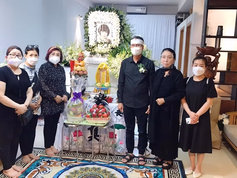 Chồng nghệ sĩ Kim Huệ thẫn thờ, không nói được thành lời trong tang lễ vợ. Ảnh: Yan