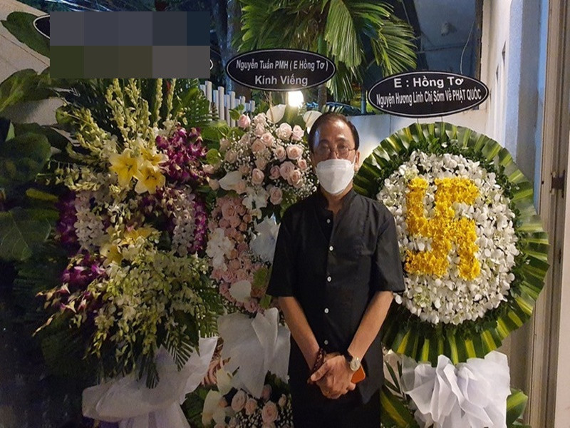 "Tôi không thể giấu được nỗi đau của mình, đó là một sự mất mát lớn", nghệ sĩ Hồng Tơ nghẹn ngào chia sẻ trên Dân Trí trong tang lễ của nghệ sĩ Kim Huệ. Ảnh: Dân Trí