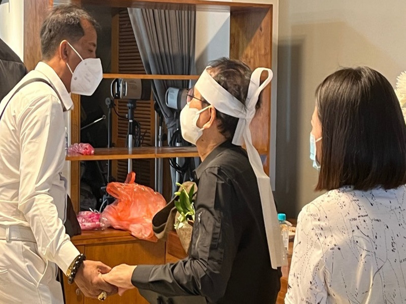 Người thân động viên, an ủi nghệ sĩ Thanh Điền vượt qua nỗi đau mất vợ. Ảnh: Dân Trí