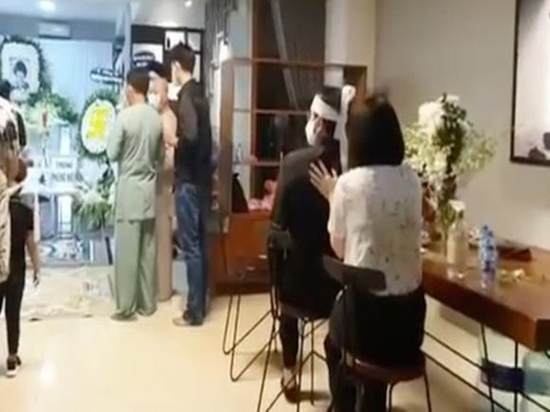 Thi thoảng, nghệ sĩ Thanh Điền ngước mắt lên nhìn di ảnh vợ. Ảnh: Công lý và xã hội