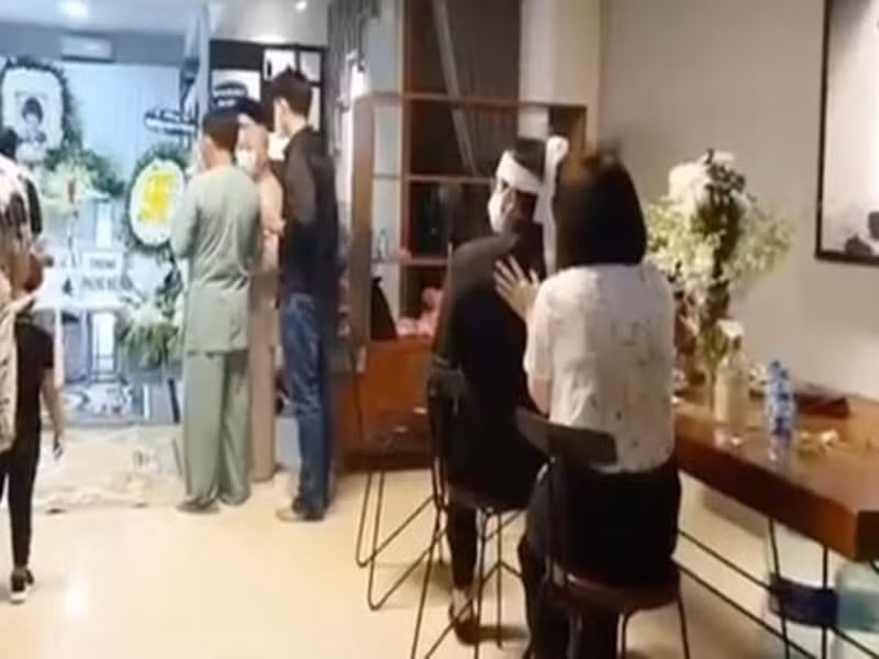 Thi thoảng, nghệ sĩ Thanh Điền ngước mắt lên nhìn di ảnh vợ. Ảnh: Công lý và xã hội