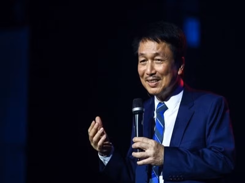 Nhà thơ Vi Thuỳ Linh chia sẻ trên Thể thao và văn hóa về tài năng phổ thơ thành nhạc của nhạc sĩ Phú Quang: “Phú Quang "mát tay", cứ phổ là ca khúc được nổi tiếng, giúp thi sĩ gia tăng thị phần công chúng, nhờ nhạc mà thơ được biết nhiều hơn, từ đấy nhà thơ thêm phần nổi tiếng, được tìm đọc hơn. Chính xác là Phú Quang sử dụng thơ tài tình, đầy văn hóa. Văn hóa ở đây là sự trân trọng dù chỉ lấy vài câu, vài ý, cũng đề tên, trả nhuận bút, tặng sách nhạc, tặng album khi phát hành, gửi vé mời khi biểu diễn. Bởi trí tuệ tinh tế, Phú Quang thấu cảm thơ và chọn dùng những câu cốt tử, thần khí nhất, nếu có "gọt" cho hợp với nhạc, thì uyển nhạy như một đồng tác giả, giữ được tinh thần, hồn vía thơ, nên không nhà thơ nào "cáu", "nhảy dựng" với Phú Quang, cũng chẳng tranh giành cãi vã bao giờ”. Ảnh: Lao động