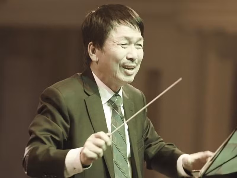 Nhạc sĩ Nguyễn Thụy Kha chia sẻ trên Quân đội nhân dân, nhạc sĩ Phú Quang học thổi kèn Cor, hệ trung cấp tại Nhạc viện Hà Nội. Tuy học chơi nhạc khí, nhưng ông có khả năng sáng tác. Tiểu phẩm nhạc sĩ Phú Quang viết cho sáo flute trở thành nhạc mở đầu chương trình “Đọc truyện đêm khuya” của Đài Tiếng nói Việt Nam suốt nhiều năm. Sau khi tốt nghiệp loại ưu, nhạc sĩ Phú Quang về Dàn nhạc Giao hưởng Việt Nam. Ảnh: Sức khỏe và đời sống