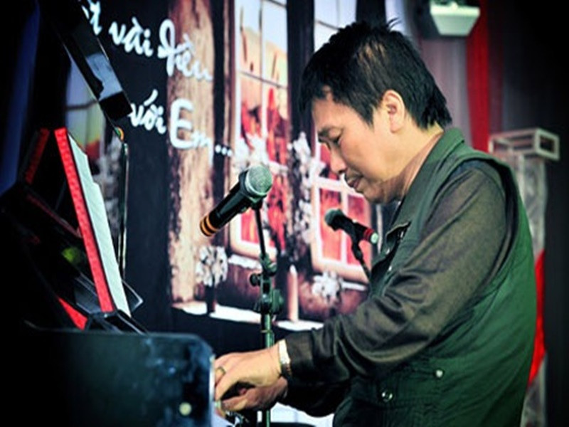 Theo Hà Nội mới, năm 1985, nhạc sĩ Phú Quang rời Hà Nội vào TPHCM sinh sống và mãi tới năm 2008, ông mới trở lại Hà Nội. Đối với nhạc sĩ Phú Quang, trong suốt 25 năm xa Hà Nội, ông luôn phải sống trong khắc khoải nhớ mong. Ảnh: Dân Trí