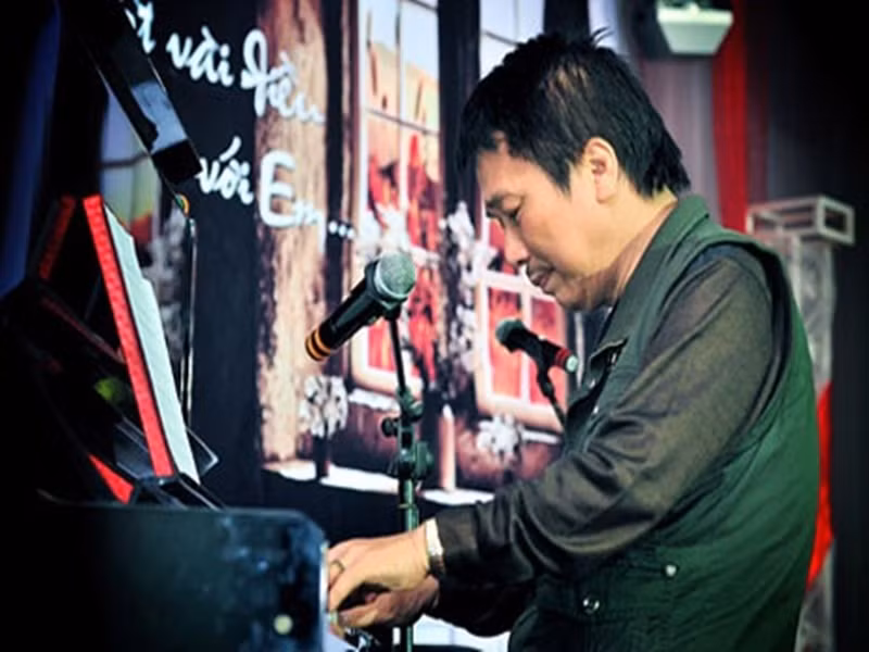 Theo Hà Nội mới, năm 1985, nhạc sĩ Phú Quang rời Hà Nội vào TPHCM sinh sống và mãi tới năm 2008, ông mới trở lại Hà Nội. Đối với nhạc sĩ Phú Quang, trong suốt 25 năm xa Hà Nội, ông luôn phải sống trong khắc khoải nhớ mong. Ảnh: Dân Trí