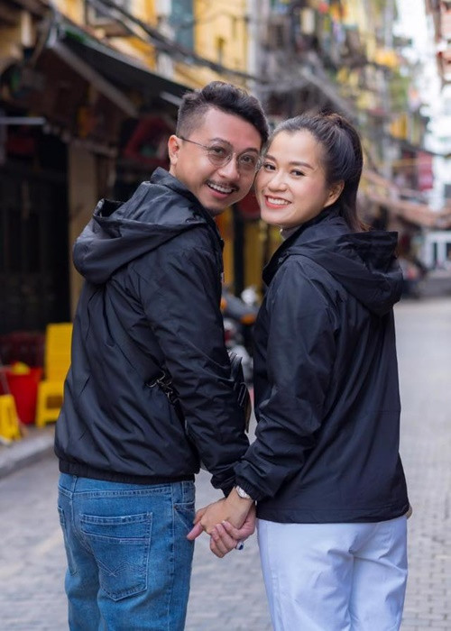 Hứa Minh Đạt hết mực chiều chuộng vợ. Lâm Vỹ Dạ từng cho biết, Hứa Minh Đạt luôn hỗ trợ cô trong việc chăm sóc con để cô yên tâm đi diễn. Trên trang cá nhân, nam diễn viên cũng thường xuyên dành những lời có cánh cho vợ. Ảnh: FB Hứa Minh Đạt