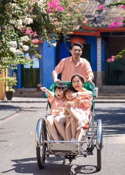 Khi mới đến với nhau, vợ chồng Lâm Vỹ Dạ chỉ có bàn tay trắng. Để lo cho tổ ấm, Hứa Minh Đạt miệt mài đi làm còn Lâm Vỹ Dạ mang bầu vẫn cố gắng buôn bán nhỏ. Đến nay, cả hai đã có cuộc sống sung túc. Ảnh: FB Hứa Minh Đạt